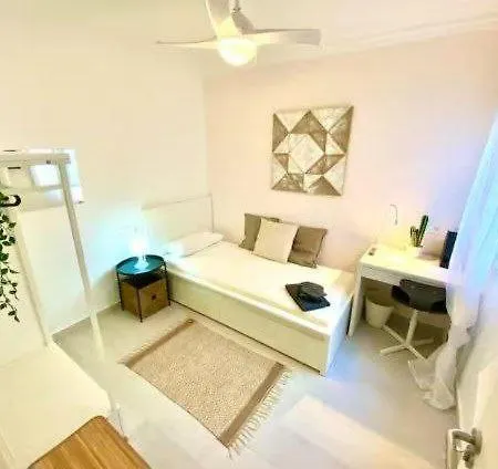 With Keys In Aparment In Πανσιόν Καστεγιόν δε λα Πλάνα